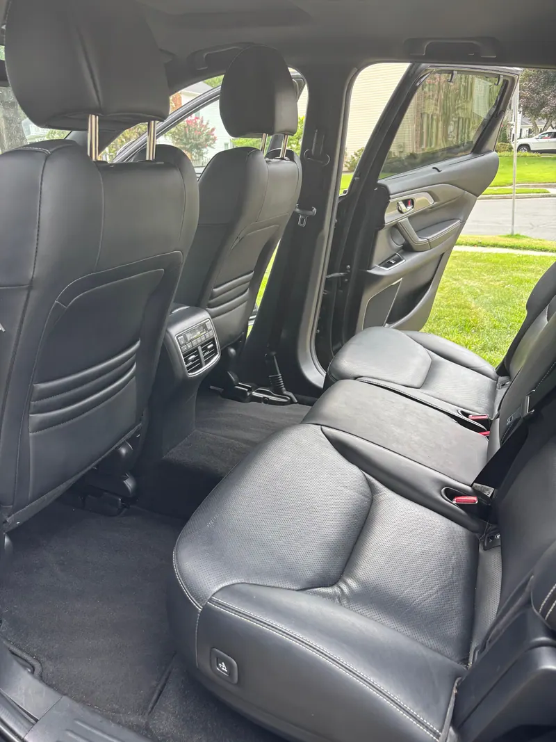 Rear seats of the Mazda CX-9 in black leather, cleaned and conditioned