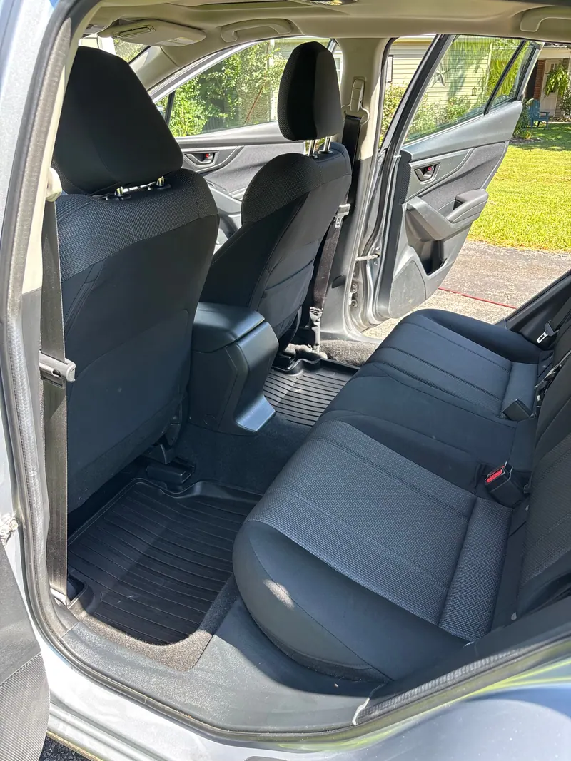 Rear seats of the Subaru Impreza in black cloth, shampooed and vacuumed