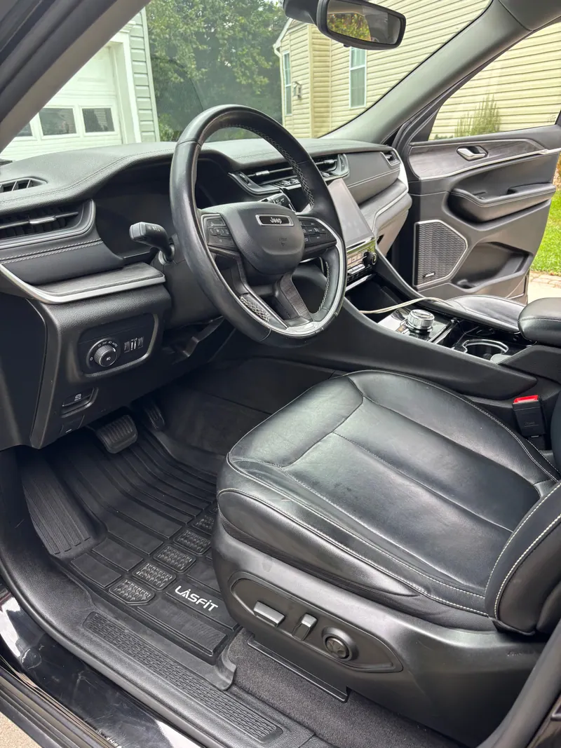 Jeep Grand Cherokee driver's seat, steering wheel and dashboard cleaned, with fitted floor liners