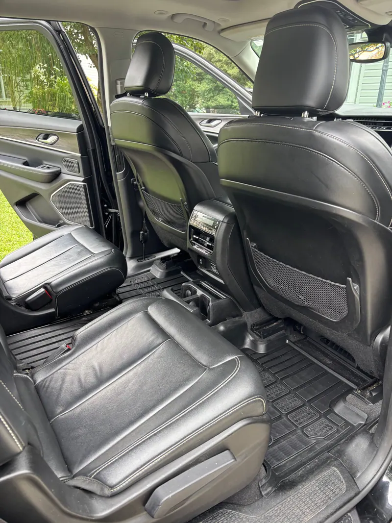 Rear seats of the Jeep Grand Cherokee in black leather, seats and floor liners cleaned