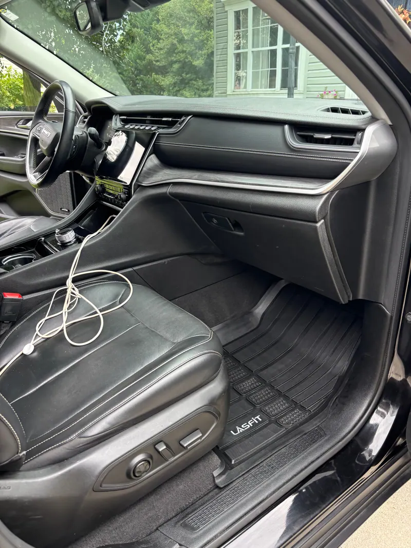 Passenger side of the Jeep Grand Cherokee dashboard and footwell, trim wiped down