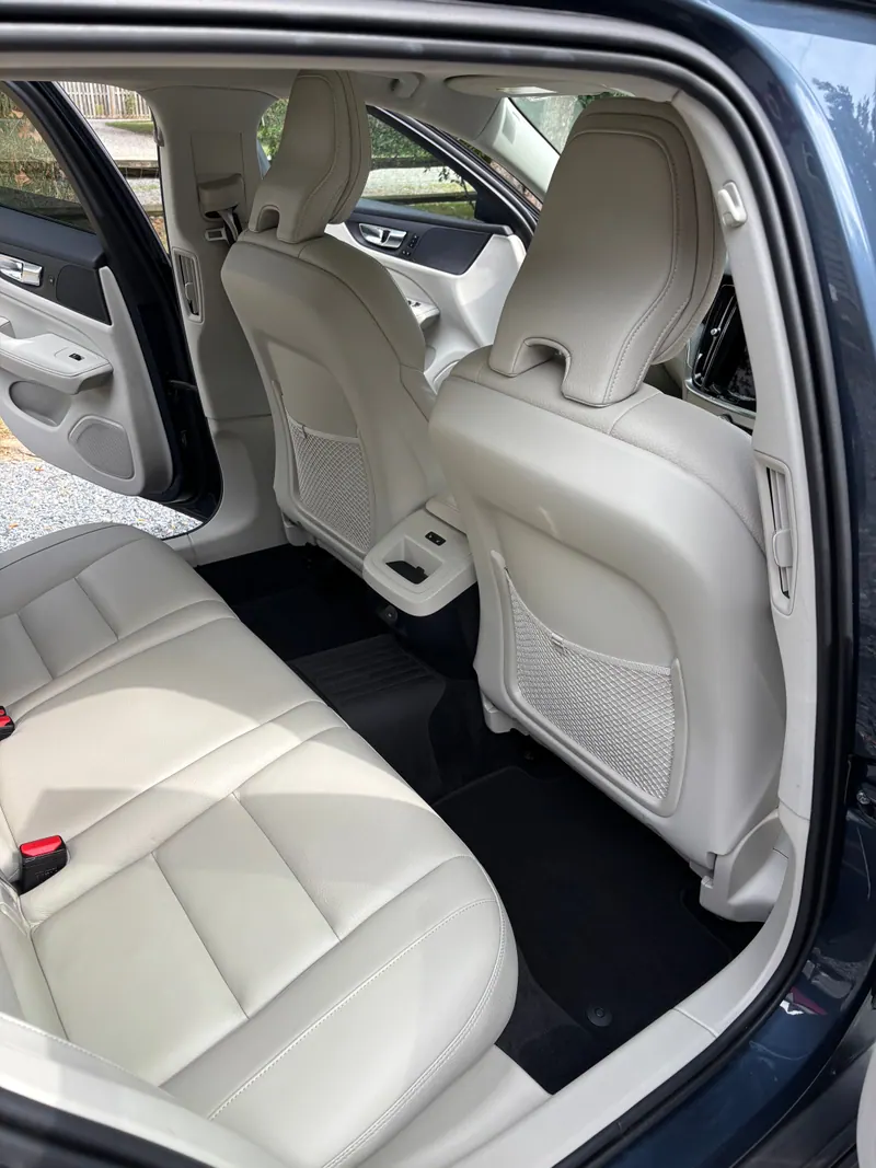 Rear bench of the Volvo V60 in cream leather, shampooed and conditioned