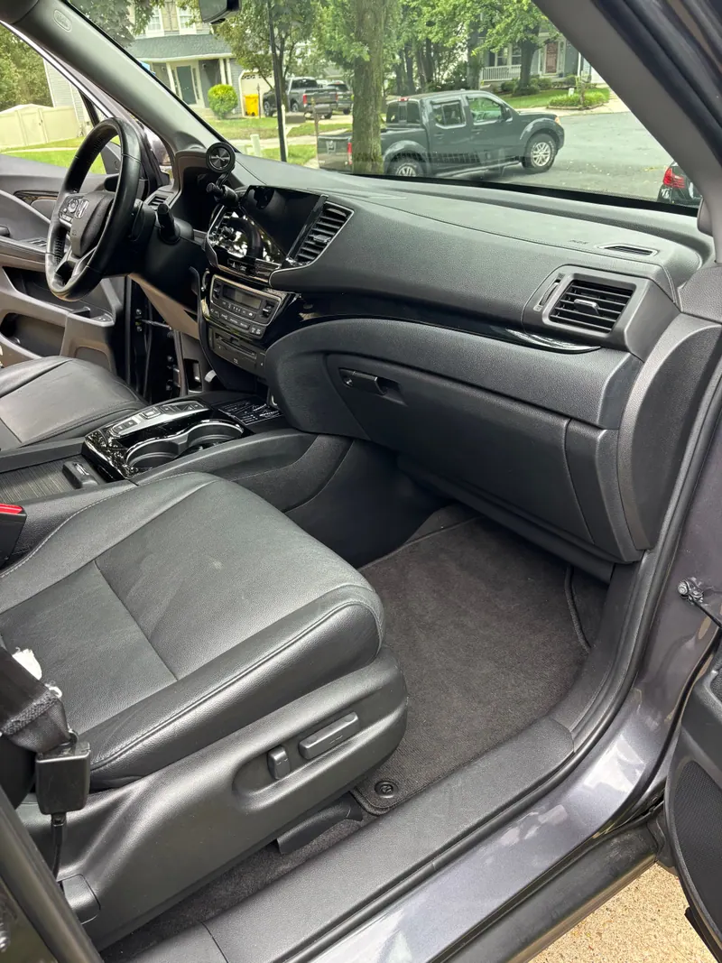 Passenger side of the Honda Pilot dashboard and carpet, cleaned and dressed