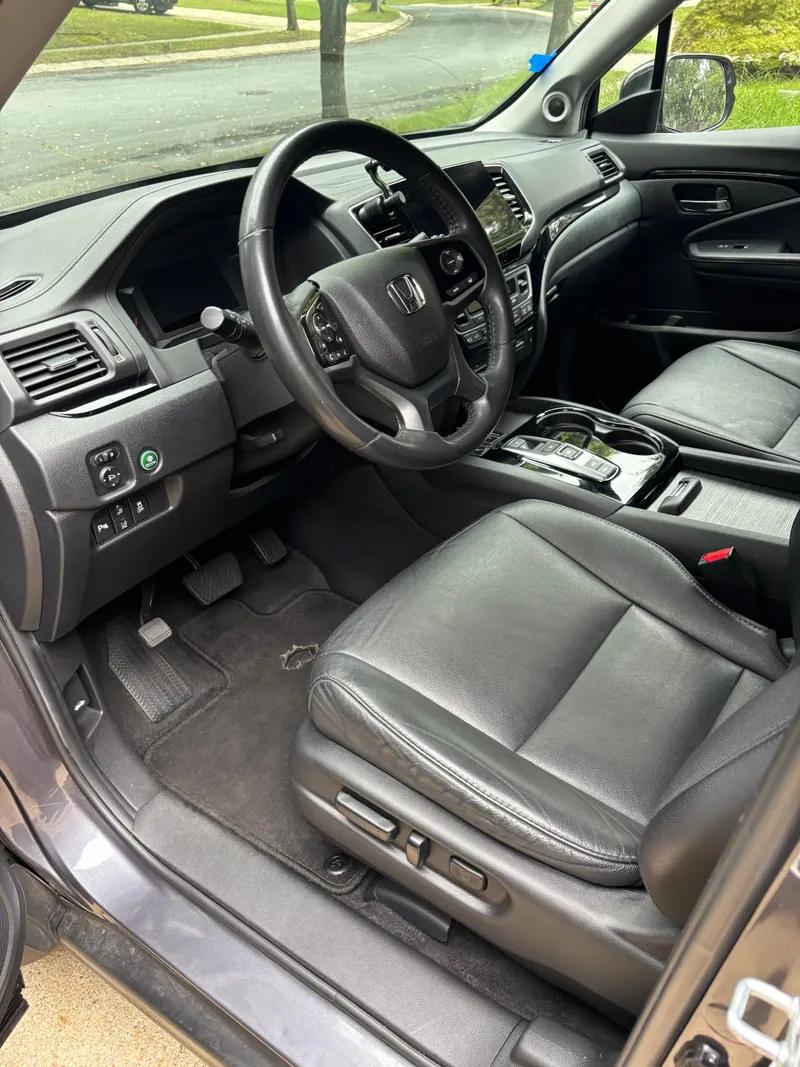 Honda Pilot driver's seat, steering wheel and dashboard cleaned